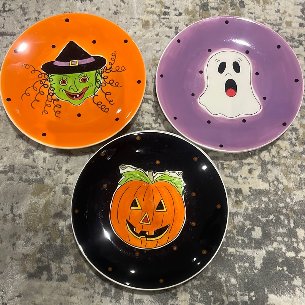 3 HALLOWEEN PLATES 8”. NWT